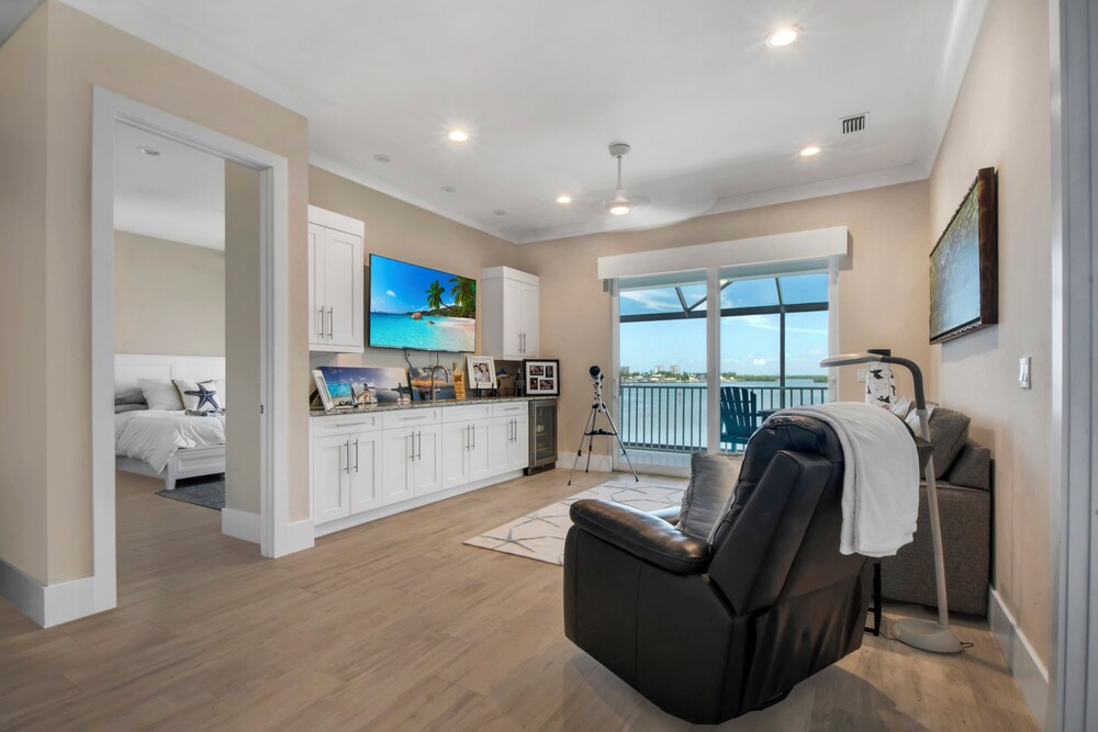 Bay House 3/3 with Heated Pool Bay View Naples, Isles Of Capri