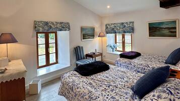 2 chambres, bureau, fer et planche Ă repasser, lit parapluie