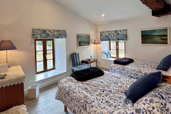 2 soveværelser, skrivebord, strygejern/strygebræt, weekendseng