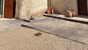 Exterior - Charming 2-bedroom Gite in peaceful Niort - WiFi, 10 mins from City Center (Niort)
