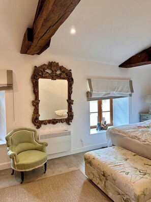 2 室のベッドルーム、デスク、アイロン / アイロン台、旅行用ベビーベッド