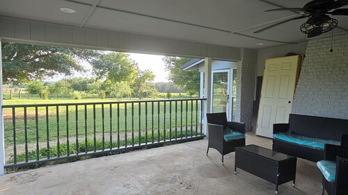 Charming 3-bedroom house with WiFi and AC in cool Canton