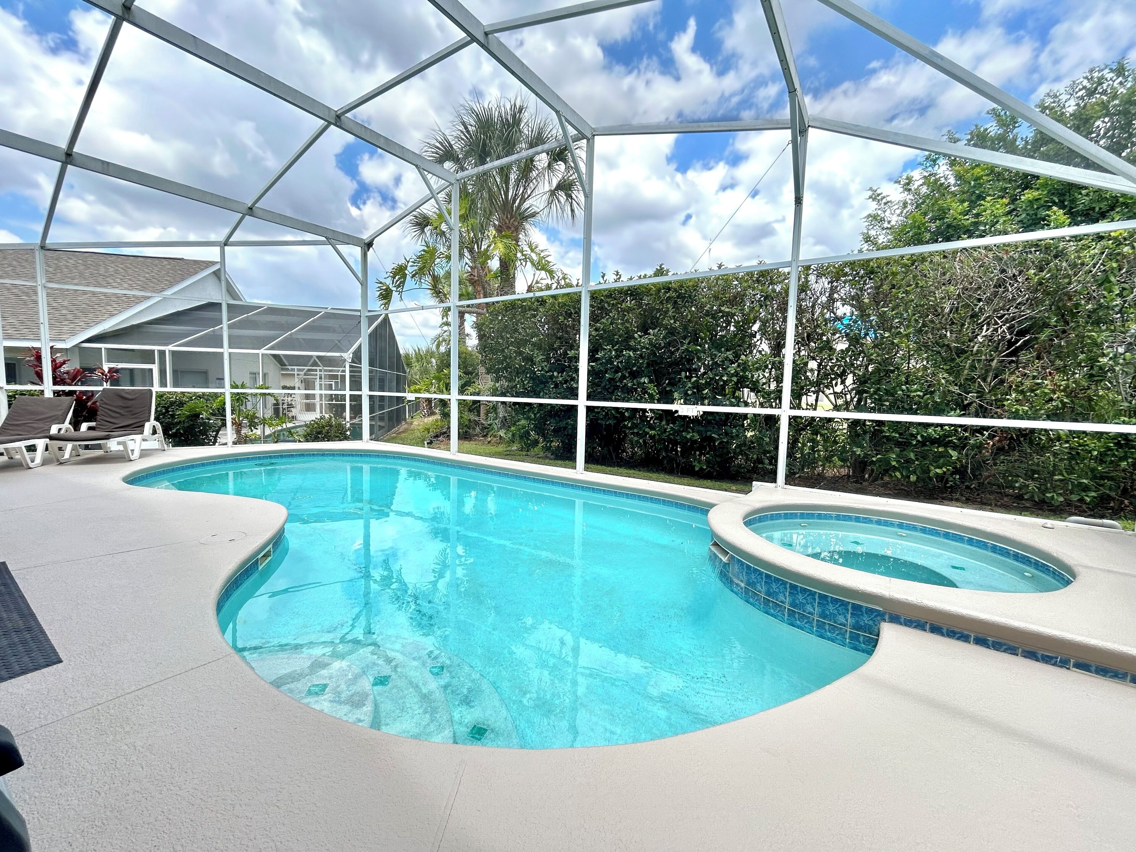 25 Minutes to Legoland and Disneyland! Family-friendly home with game room