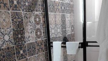 Yhden hengen comfort-huone, patio | Kylpyhuone