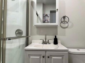 Douche, serviettes fournies, savon, papier toilette