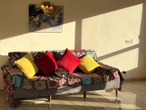 Living area - Cozy apartment in charming green area of Maadi Sarayat Cairo w/ WiFi,AC (Cairo)