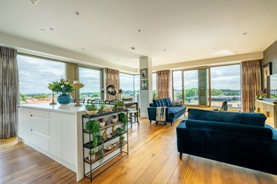 The Sanctuary @ Ryedale House -A premium stay that sleeps 6 guests in 3 bedrooms