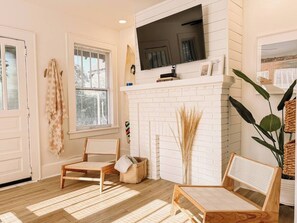 Living area - Coastal 2-Bedroom Townhome located Close to Charlotte's Uptown (Charlotte)