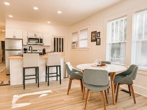 Dining - Coastal 2-Bedroom Townhome located Close to Charlotte's Uptown (Charlotte)