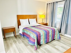 Desk, laptop workspace, free WiFi - Brant Inn (Brantford)