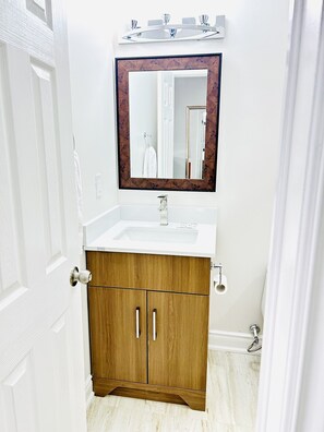 Ducha, artículos de higiene personal gratuitos, toallas y jabón