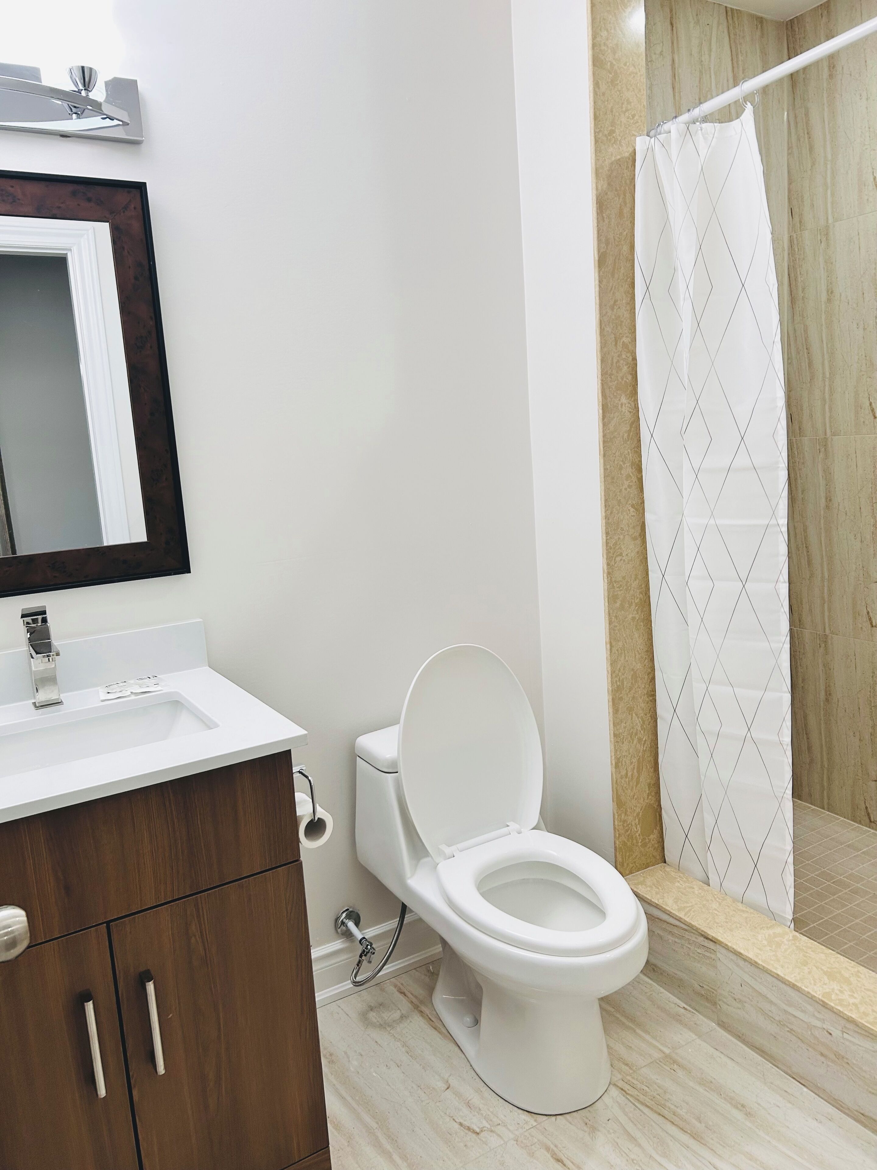 Douche, articles de toilette (gratuits), serviettes fournies, savon