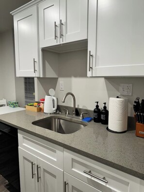Fridge, oven, dishwasher - Modern Apt 1114 in Downtown Pittsburgh’s Heart (Pittsburgh)