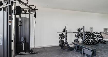 Modern 2BR Apartment – Near Casino & FLL Airport