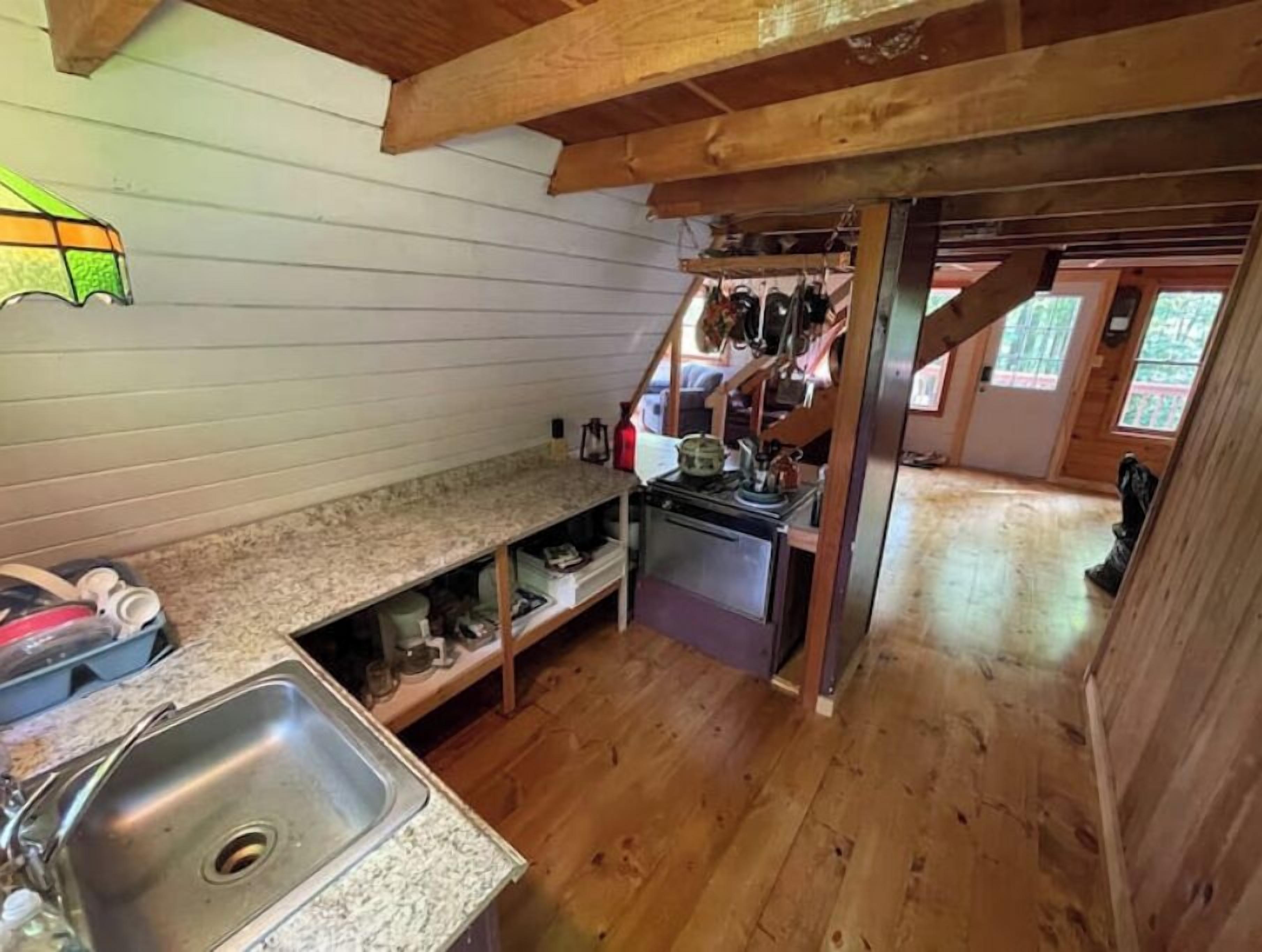 Fridge, oven, stovetop, coffee/tea maker