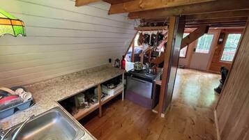 Fridge, oven, stovetop, coffee/tea maker