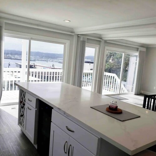 Newly remodel Historic Coast Guard house 4-bedroom in awesome Newport with WiFi