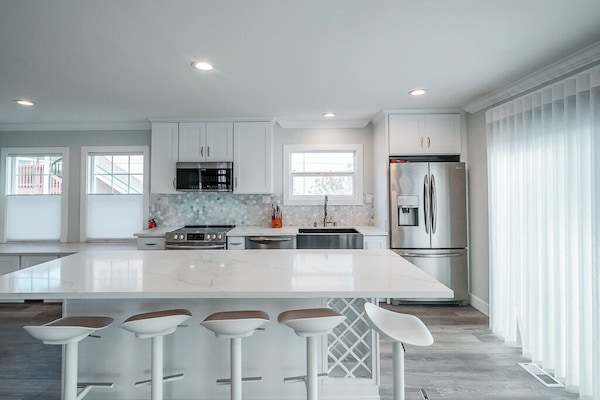 Microondas, horno, placa de cocina y lavavajillas