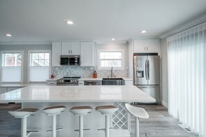 Een microgolfoven, een oven, een kookplaat, een vaatwasser