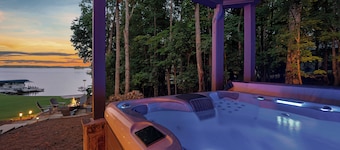 Waterfront Lake Oconee House w/ Workstations & Hot Tub – 7 Bedrooms, Sleeps 14