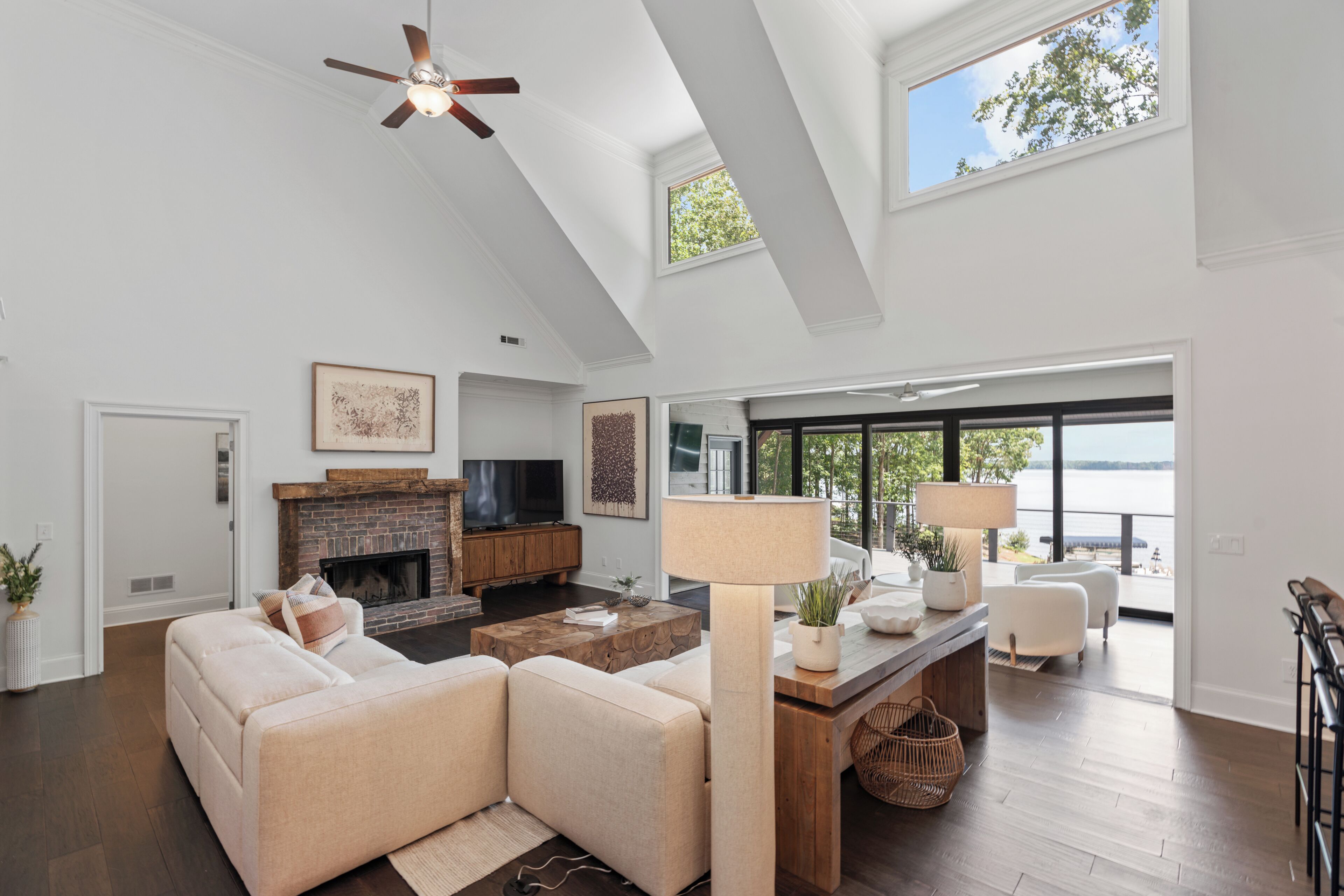 Älytelevisio, takka, pöytäjalkapallopöytä, stereot