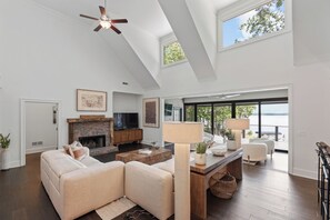 Smart TV, fireplace, foosball, stereo - Lake Oconee | Hot Tub, Fire Pit & Lake Access (Eatonton)