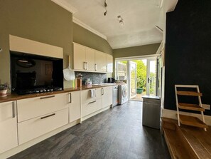 Fridge, microwave, oven, stovetop - NEW The Nunnery - Stunning 3 Bed Home with Parking (Canterbury)