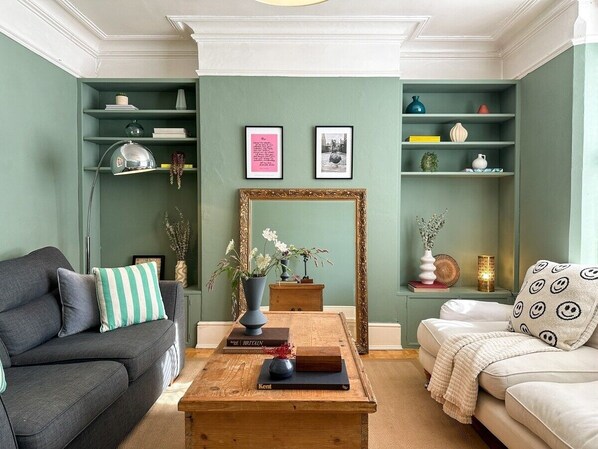 TV, books - NEW The Nunnery - Stunning 3 Bed Home with Parking (Canterbury)