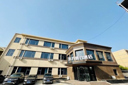 Oriental Holiday Hotel (Zhengzhou Chengdong Road Wenmiao Metro Station)