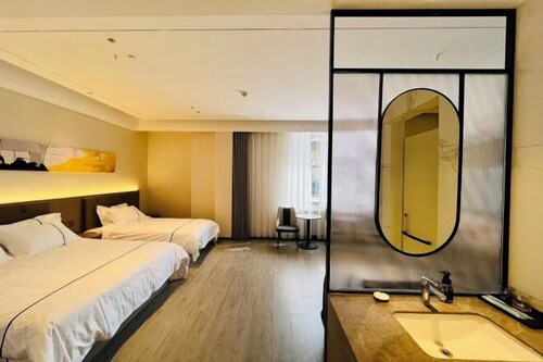 Oriental Holiday Hotel (Zhengzhou Chengdong Road Wenmiao Metro Station)