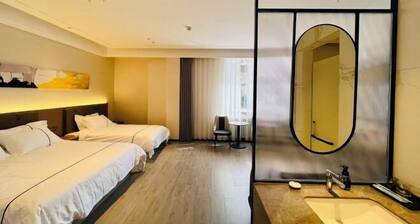 Oriental Holiday Hotel (Zhengzhou Chengdong Road Wenmiao Metro Station)