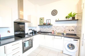 Geladeira, micro-ondas, torradeira