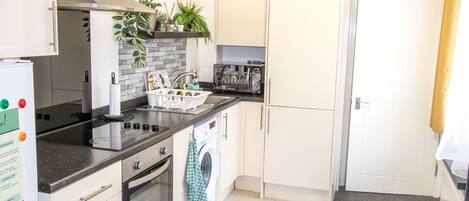 Fridge, cookware/dishes/utensils