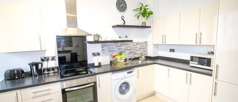 Réfrigérateur, micro-ondes, grille-pain