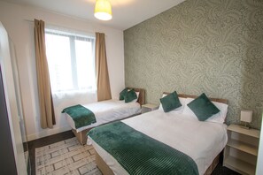 2 quartos, ferros/tábuas de passar roupa, acesso à internet