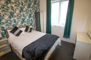 2 quartos, ferros/tábuas de passar roupa, acesso à internet