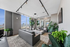 Smart-TV, Tischtennisplatte, Arbeitsbereiche