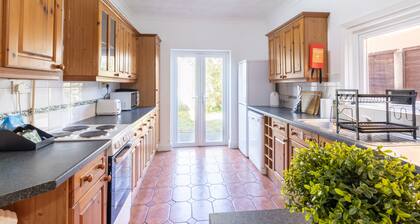 Open Mind Property - Cosy Home - 6 Beds & Parking