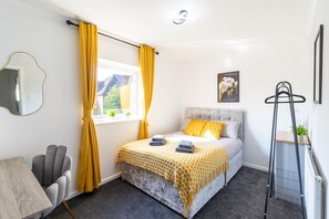 3 عدّة غرف نوم ومكواة/لوح كي وواي فاي مجانًا وملاءات أسرّة