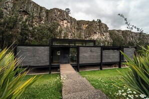 المنطقة المحيطة بالمنشأة