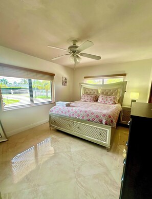 3 slaapkamers, een strijkplank/strijkijzer, wifi, beddengoed