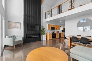 Smart TV, fireplace