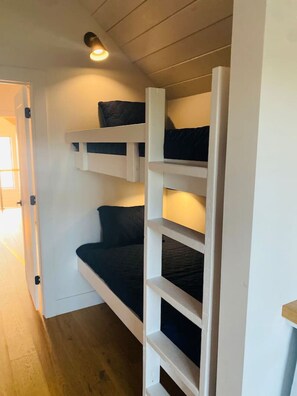 3 室のベッドルーム、アイロン / アイロン台、WiFi、ベッドシーツ