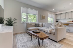 Basic-lejlighed | Opholdsområde | 50-tommers smart-tv med kabelkanaler, Netflix, betalingsfilm