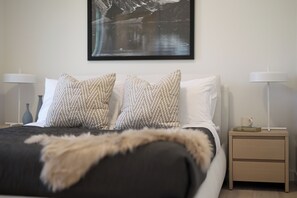 Departamento básico | Decoración personalizada, muebles diferentes y escritorio 