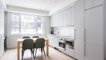 Basic Studio | Private kitchen | Full-sized fridge, microwave, oven, stovetop