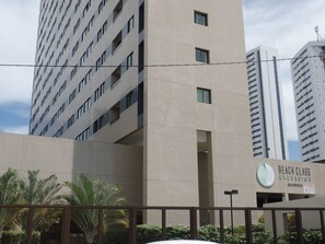 Un edificio de varios pisos con un letrero que dice 'Beach Class Excelsior Residence'.