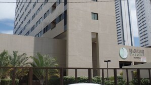 A multi-story building with a sign for 'Beach Class Excelsior Residence'. - Beach Class Excelsior  (Recife)