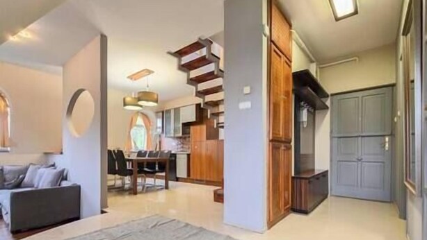 A modern interior with a dining area, kitchen, and living space. - IMCT - Appartamento Quattroporte (Budapest)