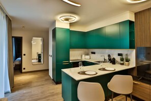Coffee/tea maker, fridge, microwave, oven - IMCT - Sun Hill A406 Luxury Suites (Budapest)